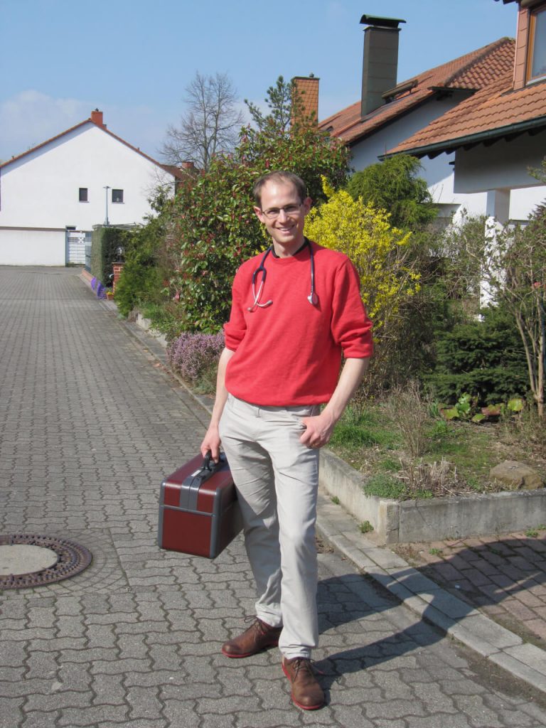 Dr. med. Hofmann-Eifler - ein junger engagierter Arzt auf dem Weg zu einem Hausbesuch