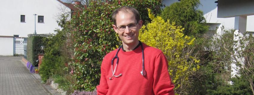 Dr. med. Hofmann-Eifler - ein junger engagierter Arzt auf dem Weg zu einem Hausbesuch