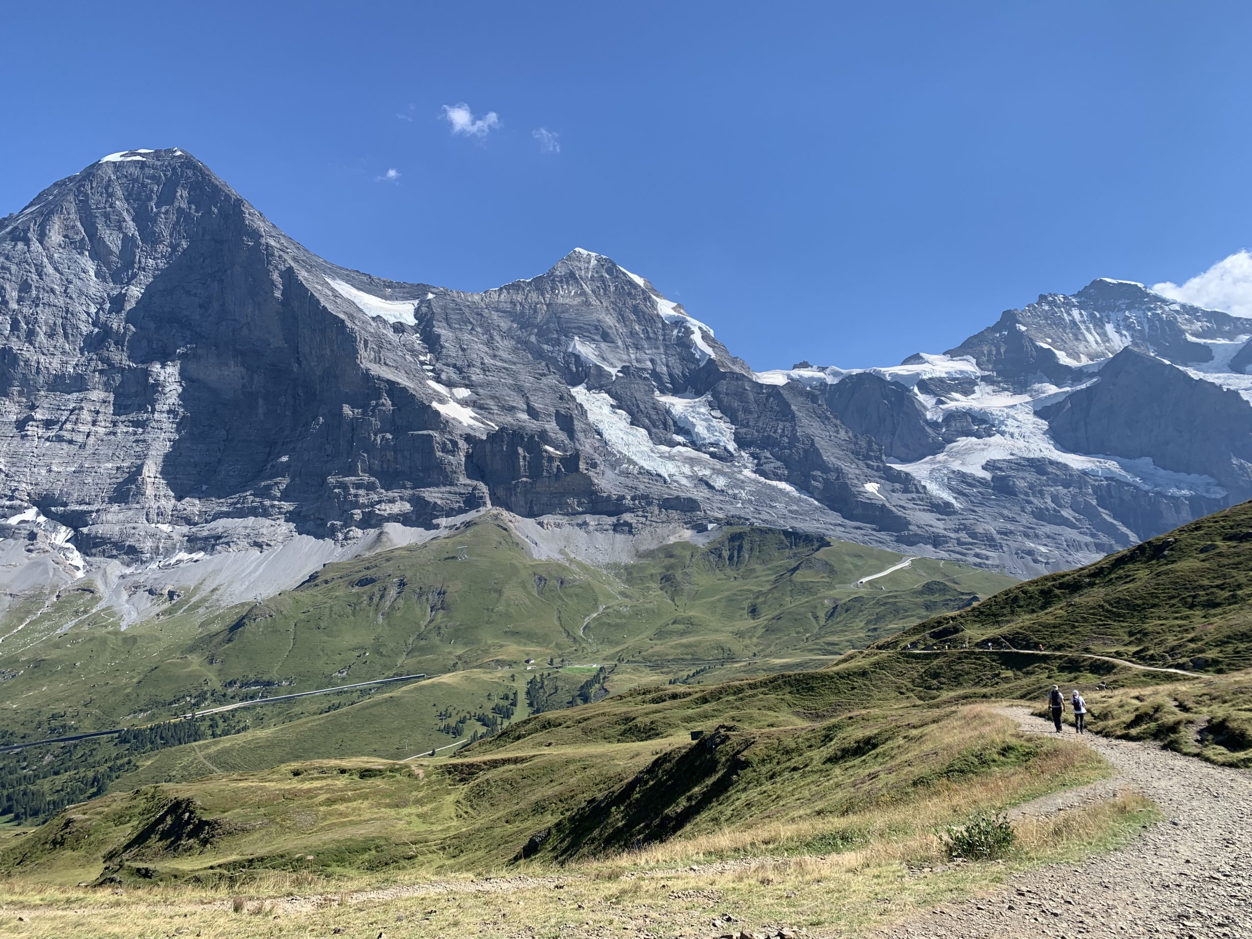 Märchenhafter Ausblick auf dem Panoramaweg am Dreigestirn Eiger, Mönch und Jungfrau in der Schweiz