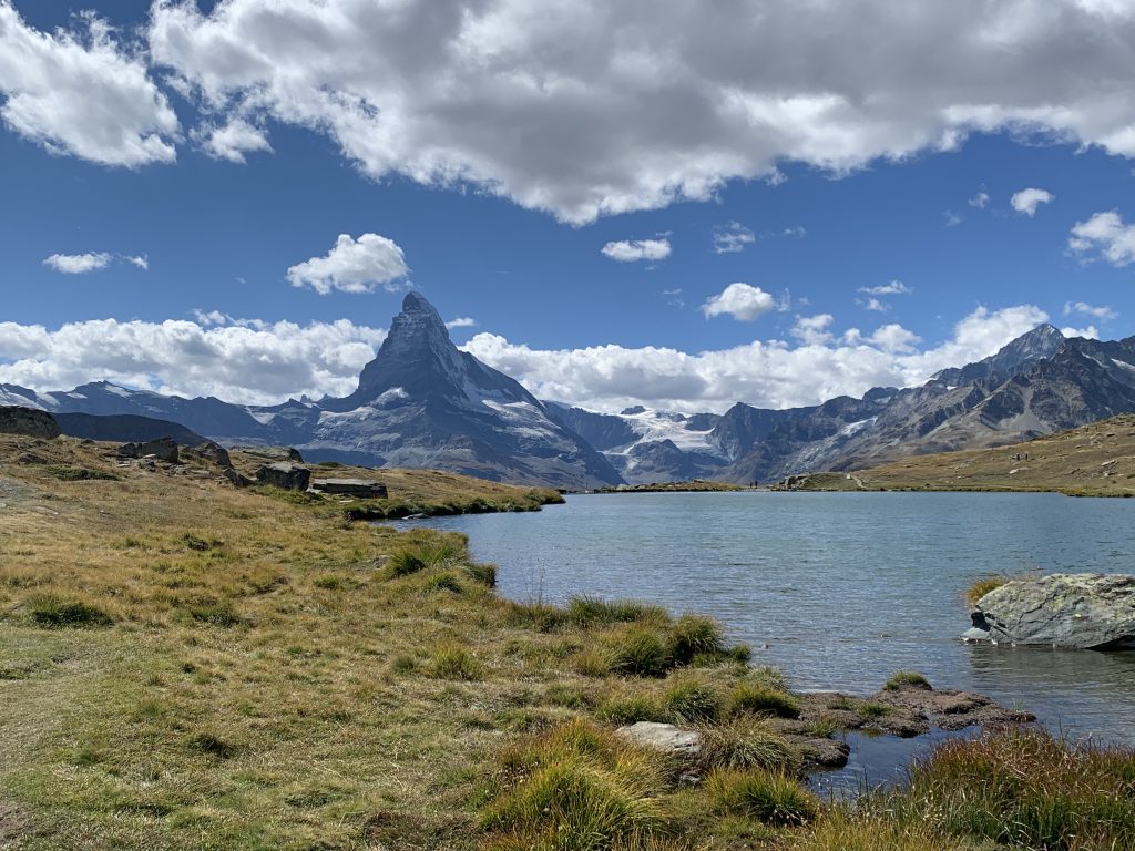 Natur pur erleben auf der beeindruckenden 5-Seenwanderung am Matterhorn in der Schweiz 