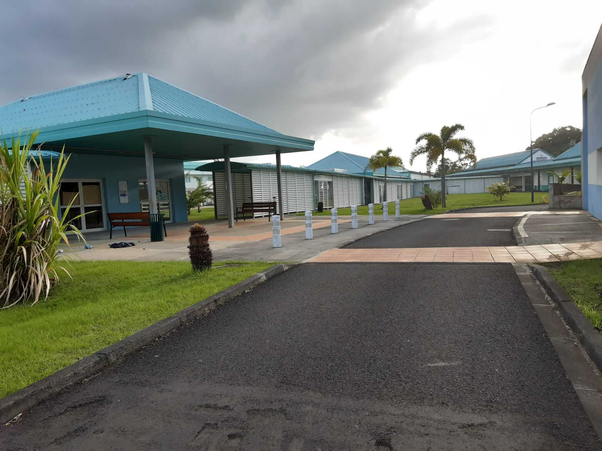 Außenansicht des Neubaus der Gynäkologie-Geburtshilfe des CHU de la Guadeloupe in Les Abymes