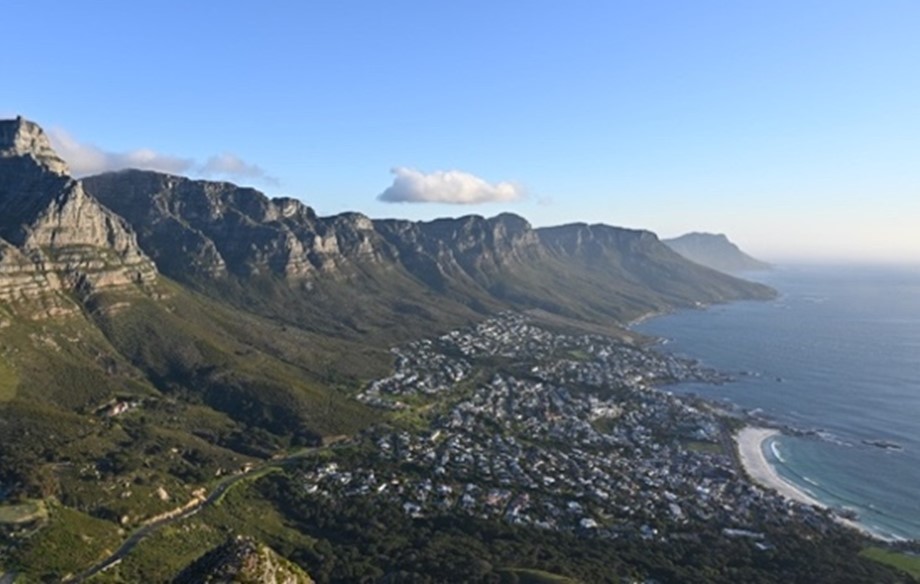Blick vom Lion's Head auf die malerische Bergkette des Tafelbergs in Kapstadt