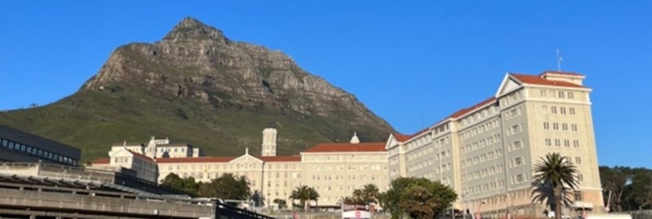 Das berühmte Groote Schuur Hospital in Kapstadt am Fuße des Devil's Peak