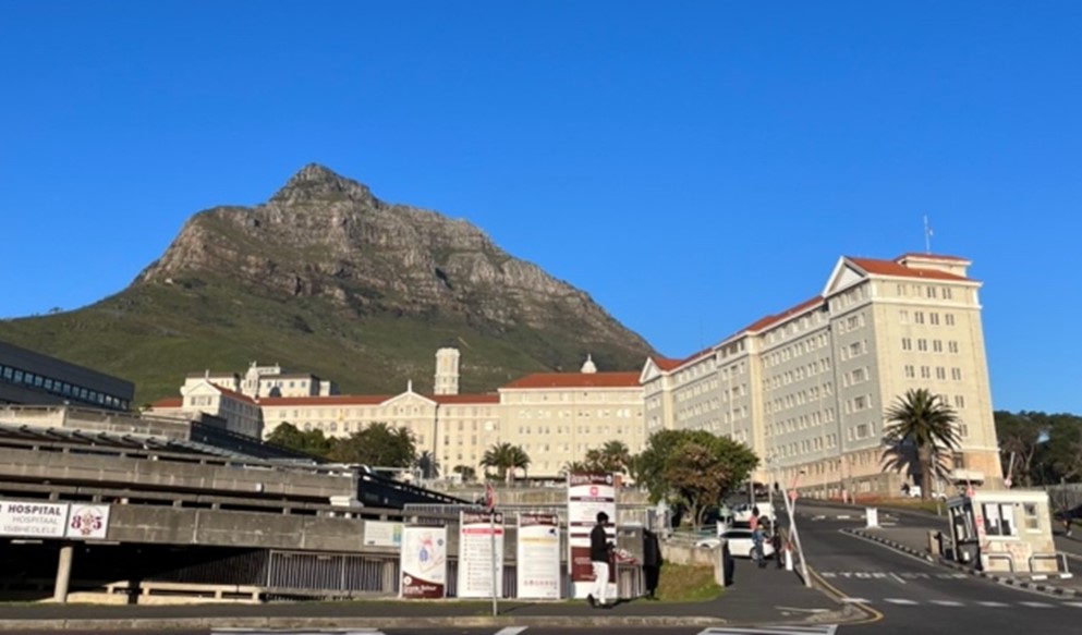 Das berühmte Groote Schuur Hospital in Kapstadt am Fuße des Devil's Peak