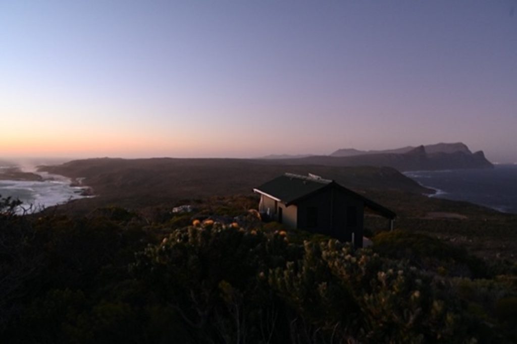 Selbstversorger-Übernachtungshütte am Kap der Guten Hoffnung in Südafrika bei Abendlicht.