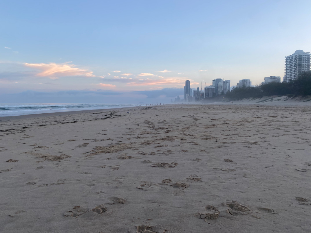 Einfach traumhaft - Blick auf Main Beach, einen Vorort der Stadt Gold Coast im Bundesstaat Queensland - Australien