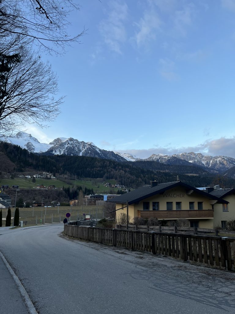 Herrlicher Blick bei Sonnenaufgang auf dem Weg zur Arbeit in der Klinik