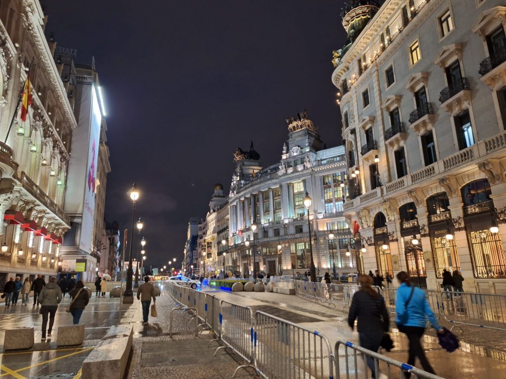 Die Gran Via in Madrid bei Nacht
