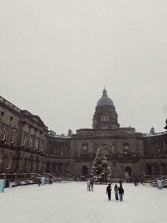 Blick in den Innenhof des Old College der University of Edinburgh