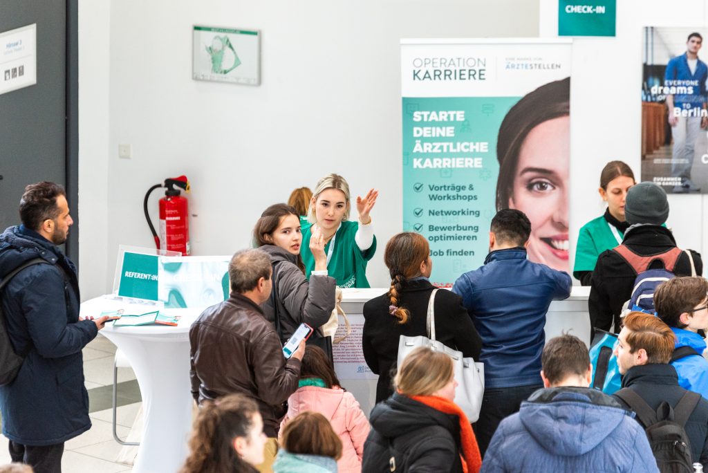 Großer Andrang bei der Workshopregistrierung – Foto Kongress Operation Karriere Berlin 2024 ©Anna Fiolka