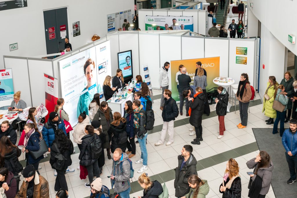 Großes Besucherinteresse – Foto Kongress Operation Karriere Berlin 2024 an der Charité ©Anna Fiolka