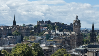 Blick vom Gipfel des Calton Hill in Edinburgh auf die Princes Street, das Balmoral Hotel und das Edinburgh Castle