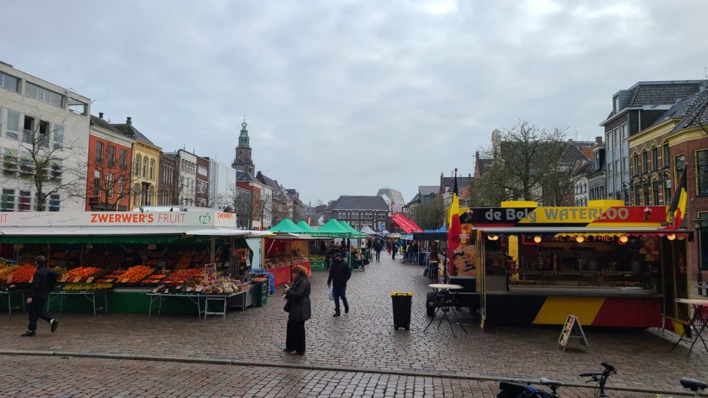 Der Vismarkt (Fischmarkt) in Groningen an einem grauen Freitagvormittag. Am Nachmittag und am Wochenende ist er drückend voll. 