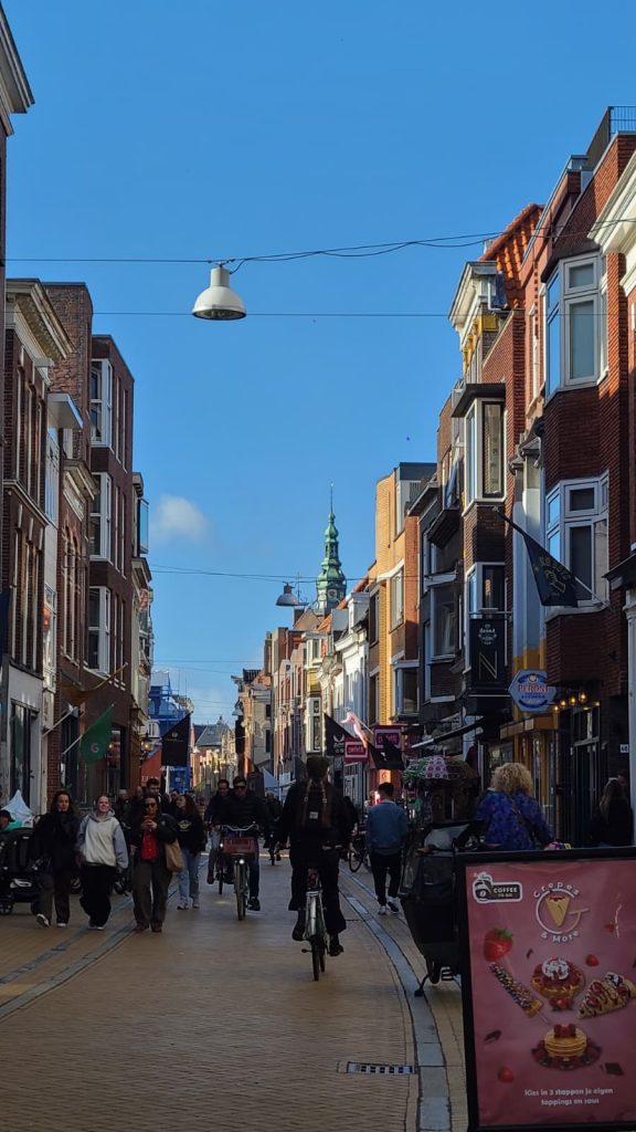 Typische belebte Einkaufsstraße in Groningen an einem Mittwochnachmittag