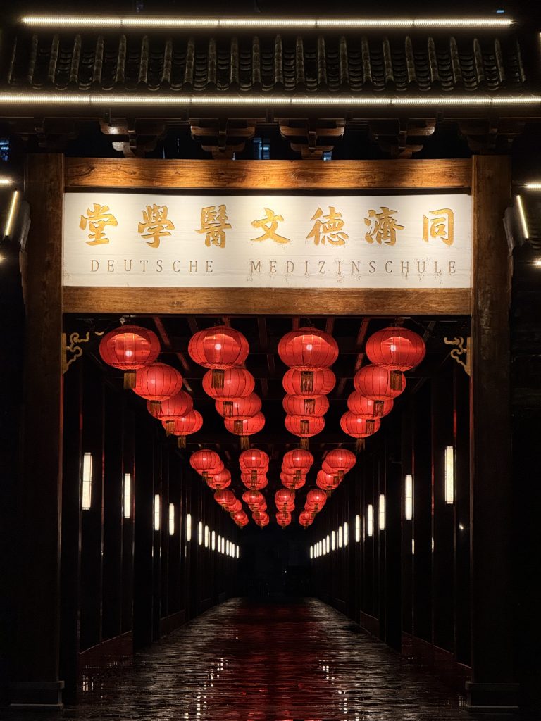 Alter, ursprünglicher Eingang des Tongji Hospitals in Wuhan - China.