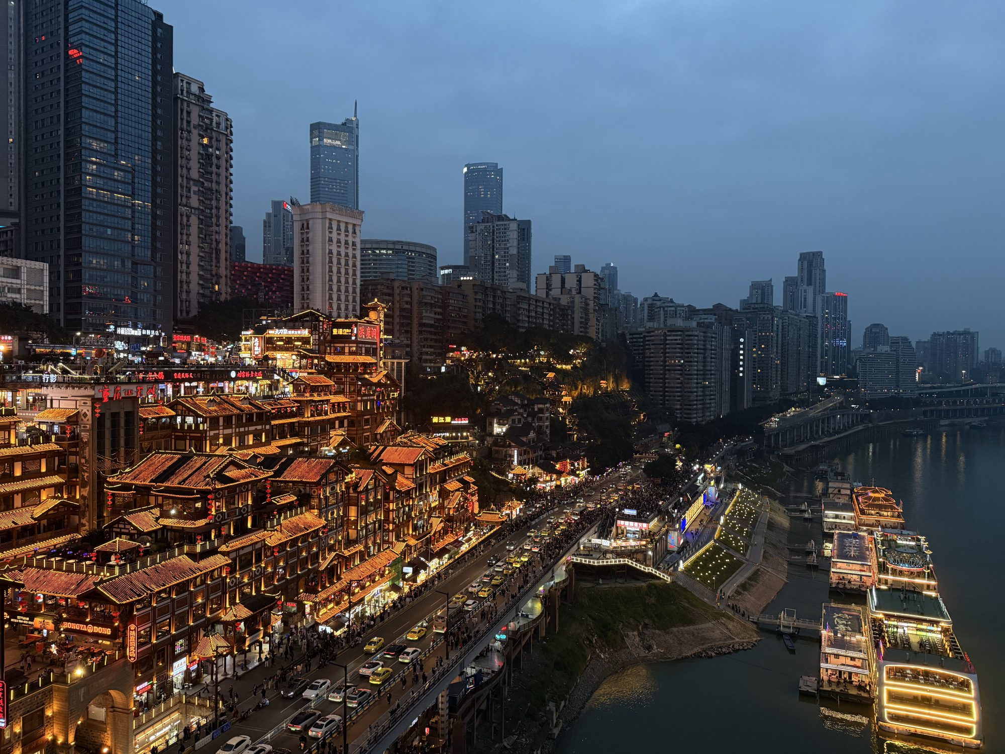 Chongqing Hongya Cave am frühen Abend