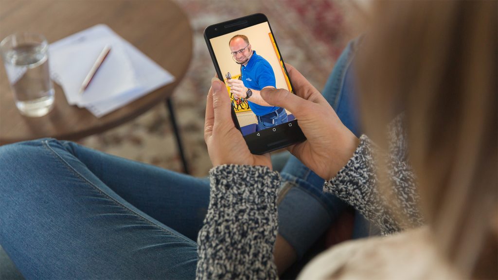 Dr. Christian Schulze in seiner Videosprechstunde