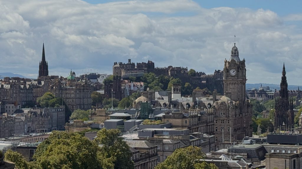 Blick vom Gipfel des Calton Hill auf Edinburgh, die Princess Street und das Edinburgh Castle