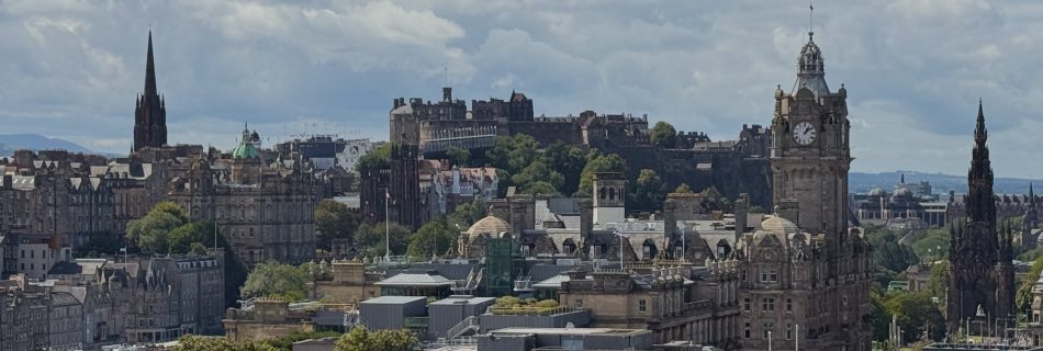 Blick vom Gipfel des Calton Hill auf Edinburgh, die Princess Street und das Edinburgh Castle