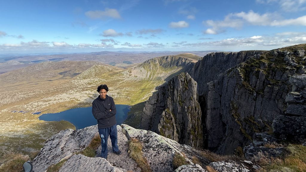 In der Freizeit - Traumhafter Blick in den Cairngorms, einer Berggruppe im Nordosten Schottlands, vom Gipfel des Lochnagar